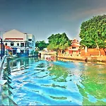 Heeren House